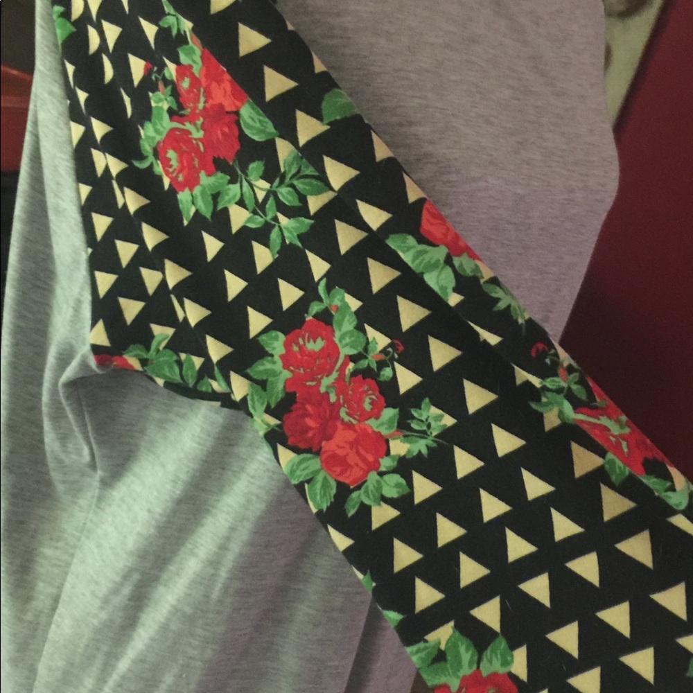 LULAROE RANDY SZ 2x, roses, black, & white sleeves